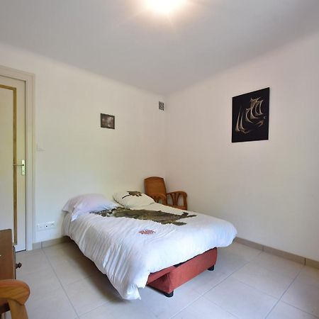 Superb Holiday Home With Private Garden Yvias Buitenkant foto