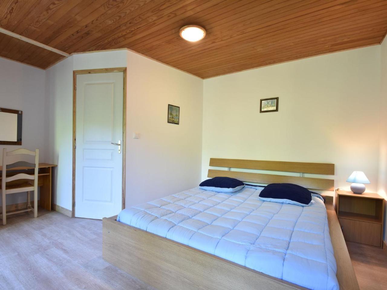 Superb Holiday Home With Private Garden Yvias Buitenkant foto